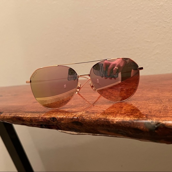 DIFF EYEWEAR DASH - ROSE GOLD + CHERRY BLOSSOM MIRROR
+ POLARIZED SUNGLASSES - Picture 5 of 5